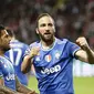 Dua pemain Juventus, Dani Alves (kiri) dan Gonzalo Higuain tampil cemerlang di Stade Louis II, kandang AS Monaco. (AP Photo/Claude Paris)