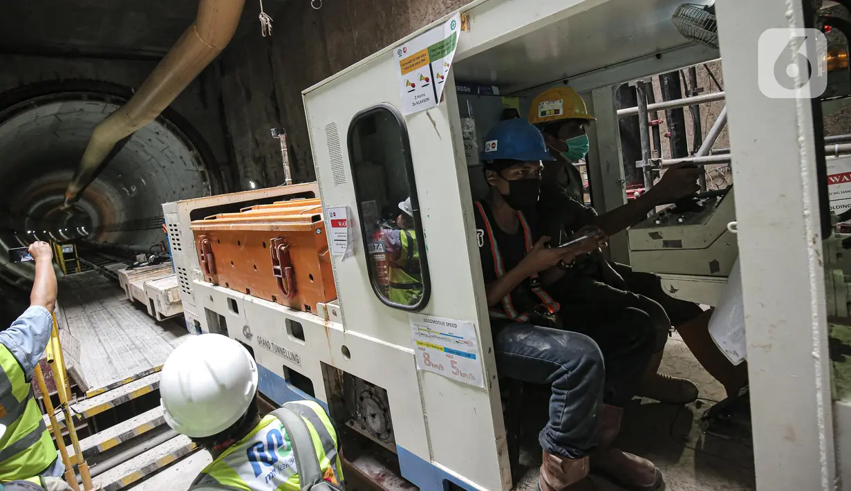 <p>Aktivitas pekerja saat mengoperasikan alat untuk membantu penyelesaian pembangunan proyek MRT Fase 2 di Monas, Jakarta, Selasa (20/9/2022). Stasiun bawah tanah akan dibangun dengan kedalaman mulai dari 17 meter sampai dengan 36 meter di bawah tanah. (Liputan6.com/Faizal Fanani)</p>