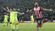 Pemain Southampton, Nathan Redmond merayakan gol ke gawang Liverpool pada laga leg pertama Semifinal Piala Liga Inggris di St. Mary's stadium, Southampton (11/1/2017). Soton menang 1-0 atas Liverpool. (AP/Frank Augstein)