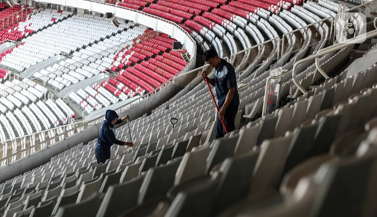Pekerja melakukan perawatan tribun penonton Stadion Utama Gelora Bung Karno, Senayan, Jakarta, Kamis (9/2/2023). Perawatan kebersihan stadion berkapasitas 88.083 penonton tersebut dilakukan memasuki hari ke-100 menuju kick off Piala Dunia U-20 2023 yang akan digelar di Indonesia pada 20 Mei hingga 11 Juni mendatang. (Liputan6.com/Johan Tallo)