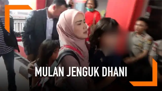 Mulan Jameela beserta anaknya menjenguk Ahmad Dhani di Rutan Cipinang, Jakarta. Mulan tidak memberikan komentar sama sekali saat datang menjenguk.