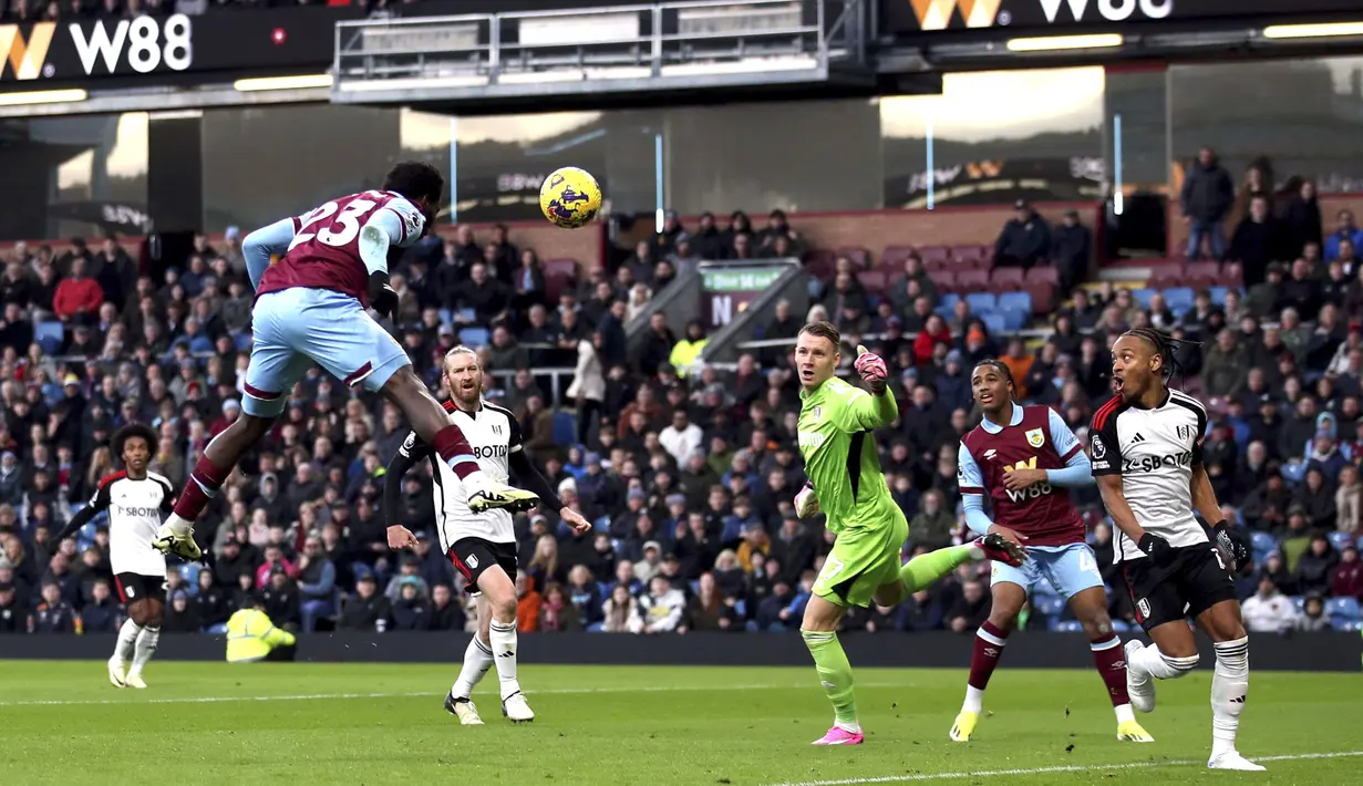 David Datro Fofana yang masuk pada menit 63 sukses menjadi penyelamat untuk Burnley saat melawan Fulham. Sempat tertinggal dua gol lebih dahulu pada babak pertama, Fofana berhasil mengemas dua gol yang membuat skor akhir menjadi imbang 2-2. (Jess Hornby/PA via AP)
