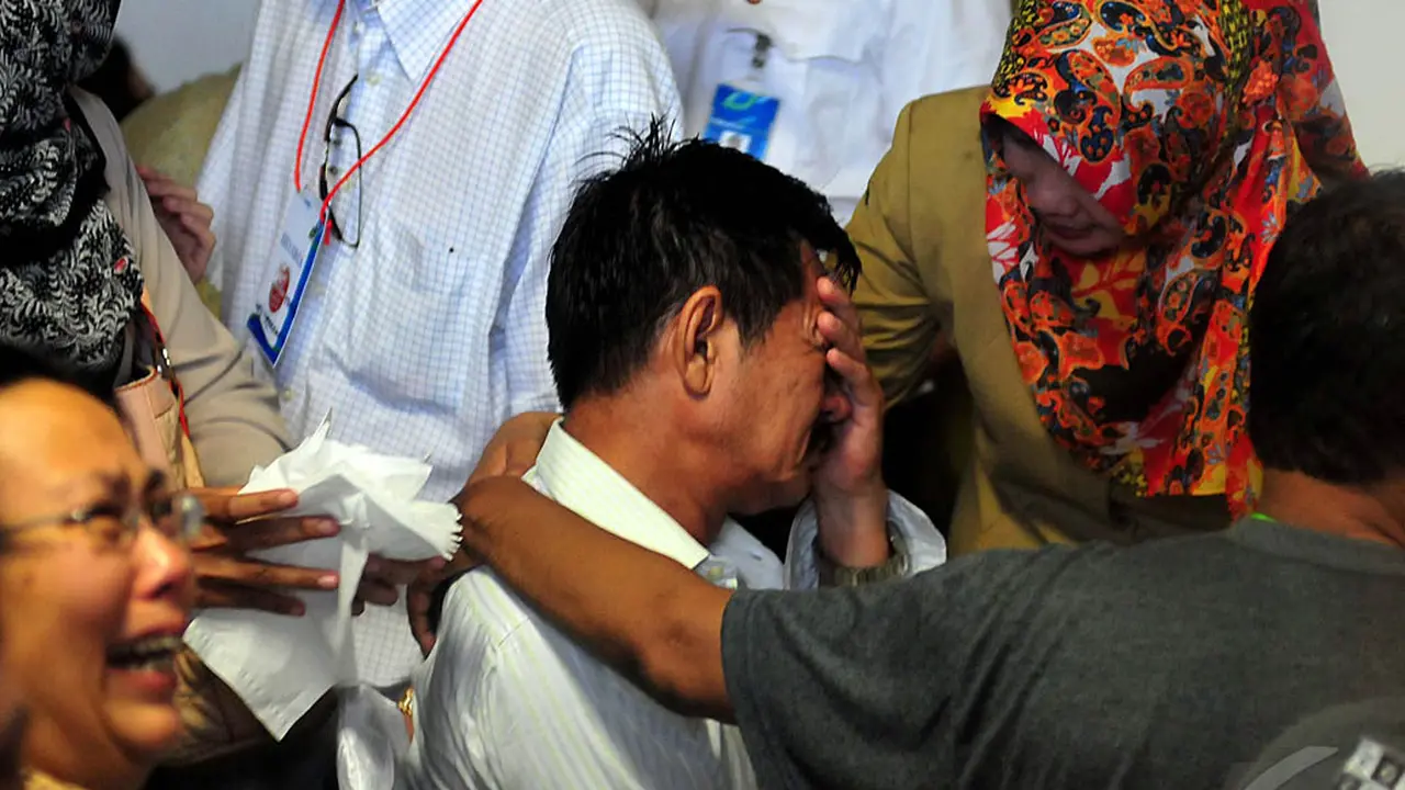 Haru Selimuti Posko Crisis Centre Keluarga Penumpang AirAsia