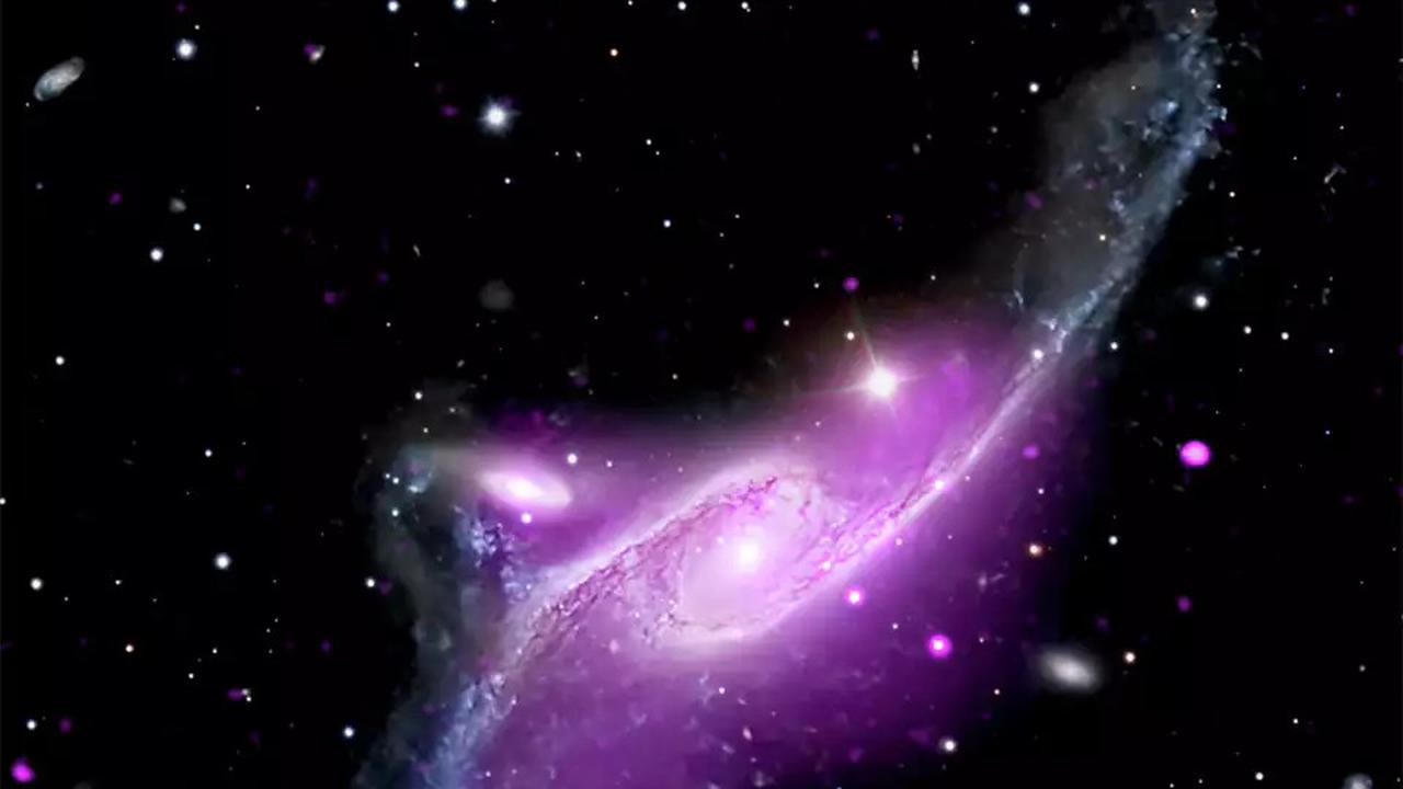 NASA Temukan Galaksi Baru Berbentuk Burung Merak dengan Cahaya Berwarna Ungu, Ini Wujudnya