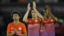 Para pemain Machester City memberikan tepuk tangan kepada fans usai menang atas Swansea City pada laga Piala Liga Inggris di Liberty Stadium, Kamis (22/9/2016) dini hari WIB.  (Action Images via Reuters/Andrew Boyers)