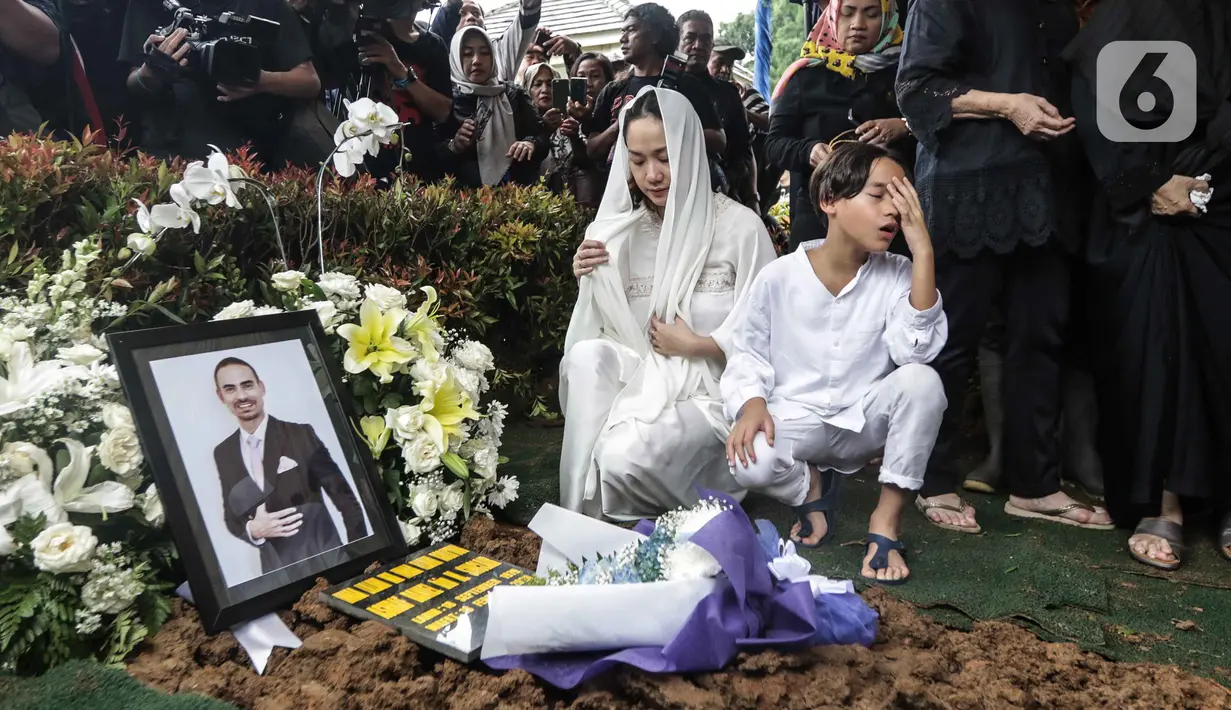 Bunga Citra Lestari atau BCL bersama anaknya Noah Sinclair saat pemakaman jenazah Ashraf Sinclair di San Diego Hills, Karawang, Jawa Barat, Selasa (18/2/2020). Ashraf Sinclair meninggal dunia pada usia 40 tahun diduga akibat serang jantung. (Liputan6.com/Faizal Fanani)