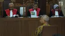 Mantan Dirjen Hubla Kemenhub, Antonius Tonny Budiono menyimak pembacaan dakwaan pada sidang perdana di Pengadilan Tipikor, Jakarta, Kamis (18/1). Antonius Tonny Budiono didakwa menerima suap Rp 2,3 miliar. (Liputan6.com/Helmi Fithriansyah)