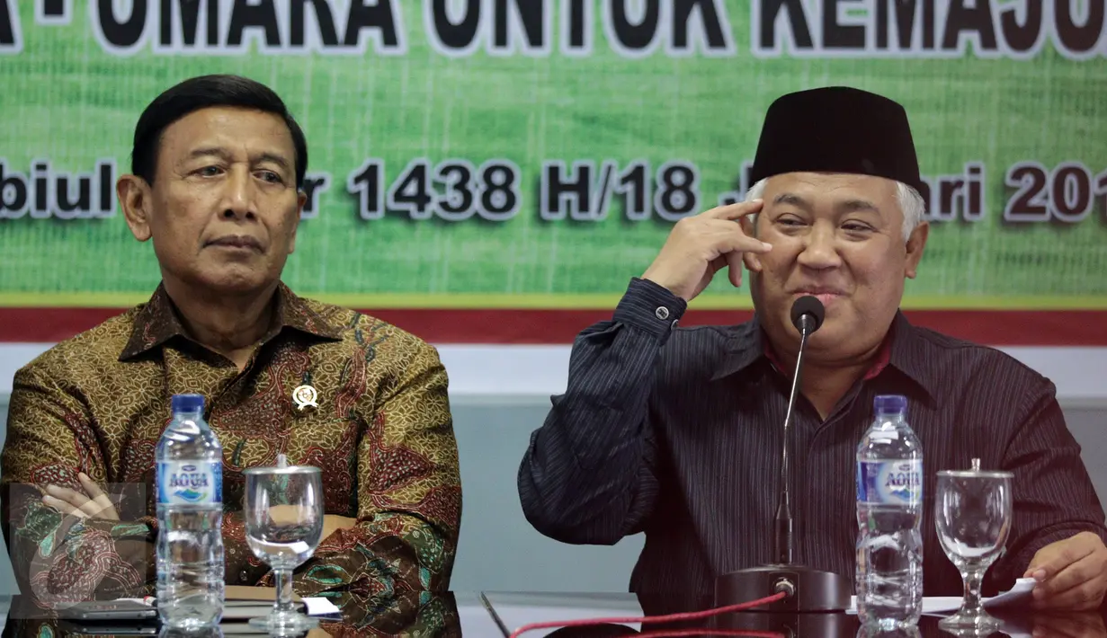 Menko Polhukam Wiranto (kiri) dan Ketua Dewan Pertimbangan MUI, Din Syamsuddin memberikan keterangan pers terkait Rapat Pleno ke-14 Dewan Pertimbang MUI bertajuk ‘Kerjasama Ulama-Umara untuk Kemajuan Bangsa’, Jakarta, Rabu (18/1) (Liputan6.com/JohanTallo)