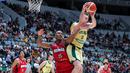 Pemain Timnas Basket Indonesia, Lester Prosper (tengah kiri) berusaha merebut bola dari pemain Timnas Basket Australia, Mitchell Mccarron saat laga Kualifiasi Piala Asia 2025 di Indonesia Arena, Senayan, Jakarta, Minggu (25/02/2024). (Bola.com/Bagaskara Lazuardi)