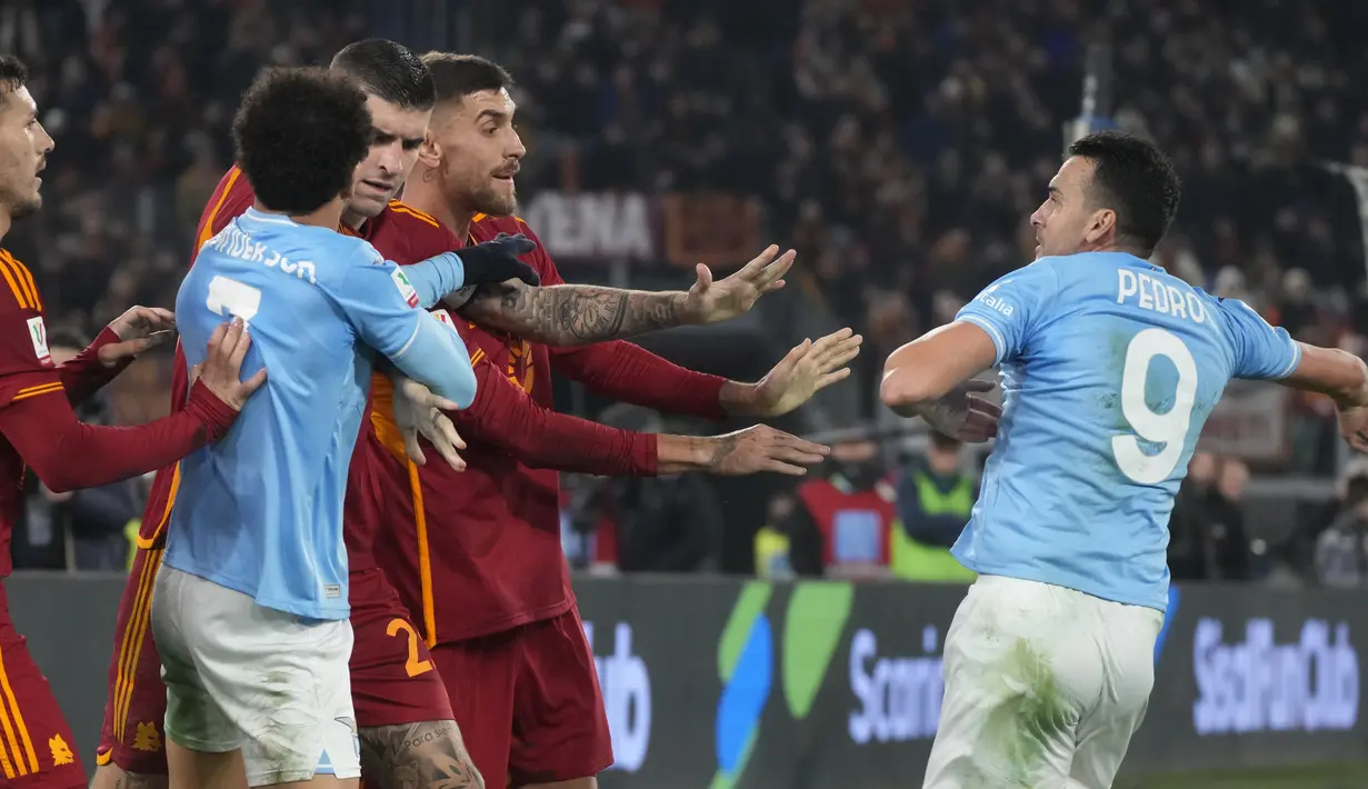Gelandang Lazio Pedro mendapat kartu merah pertama di laga itu setelah melakukan pelanggaran keras terhadap Leandro Paredes. (AP Photo/Gregorio Borgia)