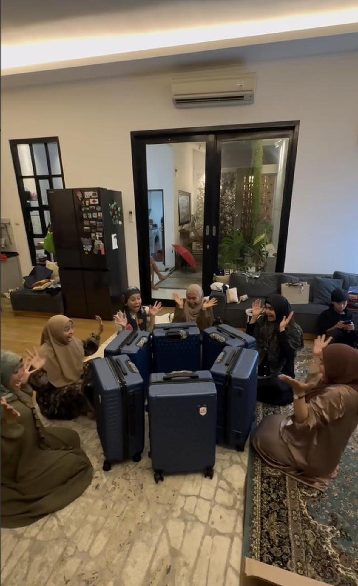 7 Potret Ruang Keluarga Rumah Tantri Kotak dan Arda yang Terhubung dengan Dapur
