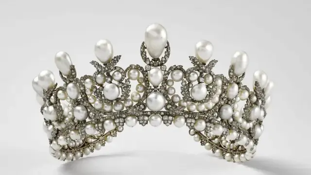 Tiara Berlian dan Mutiara Permaisuri Eugénie. Dok. GRANDPALAISRMN / MUSÉE DU LOUVRE / DÉPARTEMENT DES OBJETS D'ART
