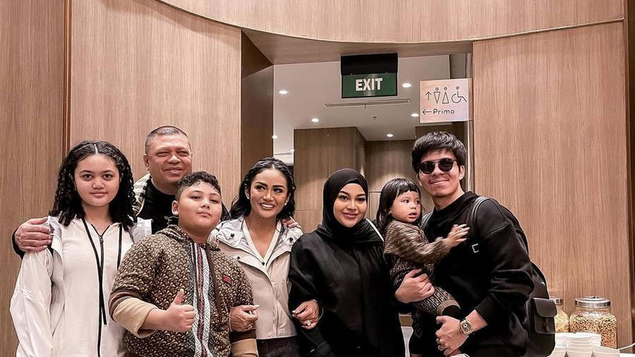 Saat foto ini diunggah, banyak netizen yang malah salah fokus dengan tisu yang menempel di bawah sepatu Atta.