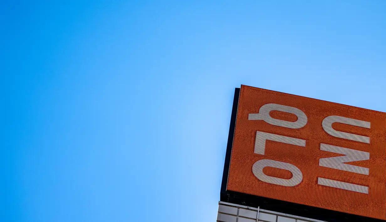 Logo Uniqlo yang dioperasikan oleh Fast Retailing Jepang dipajang di sebuah toko di Tokyo, Rabu (11/1/2023). Langkah kenaikan gaji karyawan perusahaan ritel pakaian asal Jepang itu sejalan dengan arahan Perdana Menteri Fumio Kishida agar perusahaan menaikkan gaji karyawan di tengah lonjakan biaya hidup. (Philip FONG / AFP)