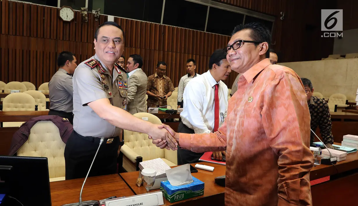 Ketua Pansus Hak Angket KPK Agun Gunandjar bersalaman dengan Wakapolri Komjen Syafruddin, usai menggelar Rapat Dengar Pendapat tertutup di Komplek Parlemen, Senayan, Jakarta, Rabu (19/7). (Liputan6.com/Johan Tallo) 
