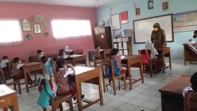 Antusias Siswa Hari Pertama Pembelajaran Tatap Muka di Kota Cirebon