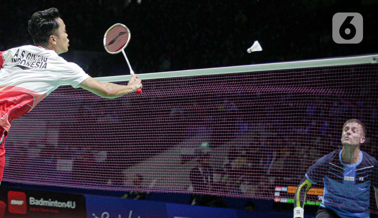 Pebulu tangkis tunggal putra Indonesia Anthony Sinisuka Ginting saat bertanding melawan tunggal putra Denmark Hans Kristian Solberg Vittinghus dalam babak 16 besar East Ventures Indonesia Open 2022 di Istora Senayan, Jakarta Pusat, Kamis (16/6/2022). Anthony Ginting berhasil melaju ke perempat final setelah menang 21-17, 21-9. (Liputan6.com/Faizal Fanani)