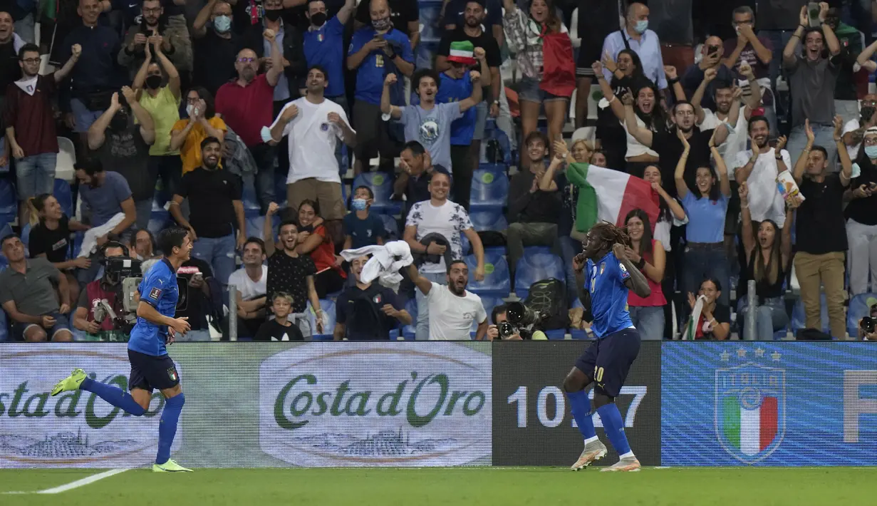 Penyerang Italia, Moise Kean (kanan) berselebrasi usai mencetak gol ke gawang Lithuania pada grup C kualifikasi Piala Dunia 2022 di stadion Città del Tricolore, Italia, Kamis (9/9/2021). Kemenangan ini membuat Italia berada di puncak klasemen Grup C dengan 14 poin. (AP Photo/Luca Bruno)