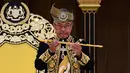 Raja Malaysia Abdullah Ri'ayatuddin Al-Mustafa Billah Shah menunjukkan keris saat penobatan kerajaan di Istana Nasional, Kuala Lumpur, Selasa (30/7/2019). Upacara penobatan dipenuhi dengan adat dan tradisi kerajaan Melayu. (Malaysia Information Ministry via AP)