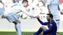 Pemain Real Madrid Cristiano Ronaldo membantu pemain Barcelona Lionel Messi untuk bangkit dalam laga El Clascio Liga Spanyol di Santiago Bernabeu, Sabtu (23/12/2017). Barcelona menang 3-0 di laga itu. (AP Photo / Francisco Seco)