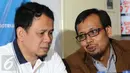 Pengamat Terorisme CIIA, Harits Abu Ulya berbincang Ketua Komisi I DPR RI, Mahfudz Siddiq saat membahas kejadian teror di Sarinah (14/1/2016) di salah satu rumah makan di Jakarta (16/1/2016). (Liputan6.com/Helmi Fithriansyah)