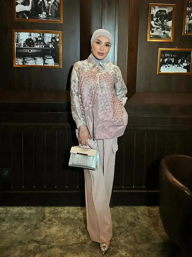 Gaya Nindy Ayunda berhijab, dengan kemeja berkerah. (Dok: Instagram https://www.instagram.com/nindyayunda/)