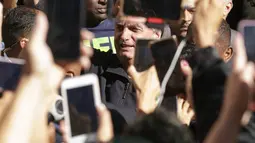 Bolsonaro, yang menjadi subjek dari beberapa investigasi yang dapat menghalangi upaya kembalinya dia ke dunia politik, tiba di ibu kota dengan pengamanan ketat. (AP Photo/Gustavo Moreno)