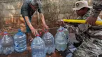 Warga mengisi wadah dengan air bersih dari mobil tangki di Taman Madja, Gang H Tohir, Lenteng Agung, Jakarta Selatan, Selasa (22/9/2026). Bantuan air diberikan menyusul kekeringan yang membuat warga kesulitan mendapatkan air untuk kebutuhan sehari-hari. (KLY/Budy Santoso)
