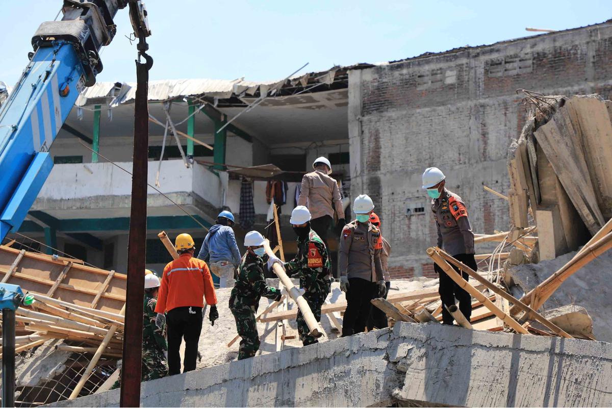 FOTO: Tragedi Musala Ponpes Al Khoziny,  Evakuasi Korban Dilanjutkan dengan  Alat  Berat