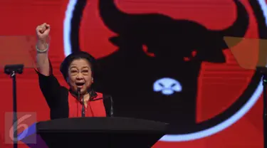 Ketua Umum PDIP Megawati Soekarnoputri saat berpidato dalam penutupan Rakernas I PDIP di Jakarta, Selasa (12/1/2016). PDIP akan mengawal kebijakan politik Pemerintah secara nasional agar tetap berpijak dalam nilai-nilai. (Liputan6.com/Faizal Fanani)