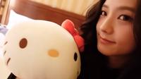 Jisoo BLACKPINK membagikan apa saja barang-barang yang ada di tasnya ketika menjalani tur dunia, ada boneka hingga scrunchie. (Tangkapan Layar YouTube/행복지수 103%)