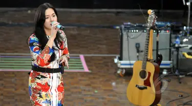 Penyanyi Raisa disela latihan jelang konser tungal perdananya "Pemeran Utama", di kawasan Fatmawati, Jakarta, Rabu (20/5/2015). Dalam konser yang akan digelar pada 24 Mei mendatang, Raisa akan membawakan 22 lagu. (Liputan6.com/Panji Diksana)