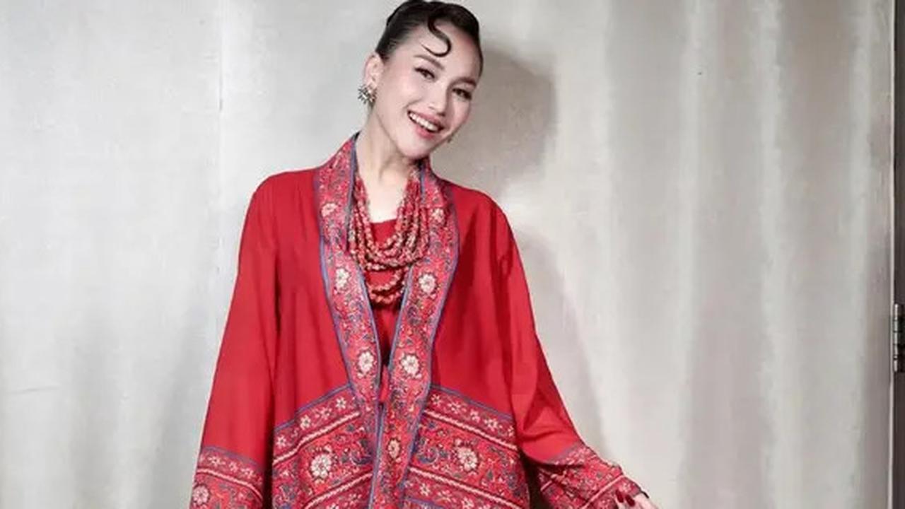 Cantik dan Elegan, 8 Potret Ayu Ting Ting Mengenakan Batik Tampil Anggun