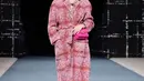 Tampilan aksesori dengan stoking tebal setinggi paha menjadi perhatian utama di panggung runway koleksi Fall-Winter 2022/23 Ready-to-Wear kali ini. Dari mulai ungu, hijau tua keabuan, maroon, dan tosca menyeliputi setiap langkah para model dengan penuh kehangantan.  (Foto: dok Chanel)