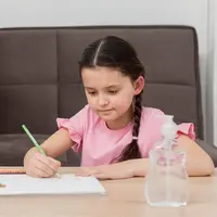 Sebagai orangtua, memuji anak sering kali terasa seperti hal paling sederhana yang bisa kita lakukan. Saat mereka berhasil menyelesaikan puzzle, merapikan mainan, atau mencoba hal baru, spontan kita berkata, “Pintar sekali!” atau “Hebat!”. Niatnya baik, ingin membuat anak merasa dihargai dan percaya diri. (foto/dok: freepik)