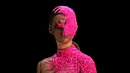 Model  saat membawakan busana rancangan Ipsen selama Australia Fashion Week di Sydney, Australia (20/5/2016). (REUTERS / David Gray)