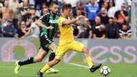 Aksi pemain Juventus, Paulo Dybala (kanan) melewati adangan pemain Sassuolo pada lanjutan Serie A di  Stadio Citta del Tricolore, Reggio Emilia, Italia (17/9/2017). Juventus menang 3-1.  (Elisabetta Baracchi/ANSA via AP)