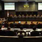 Hakim Mahkamah Konstitusi membacakan putusan gugatan perkara perselisihan hasil Pilkada 2015 di gedung Mahkamah Konstitusi, Jakarta, Senin (18/1/2016). (Liputan6.com/Helmi Fithriansyah)