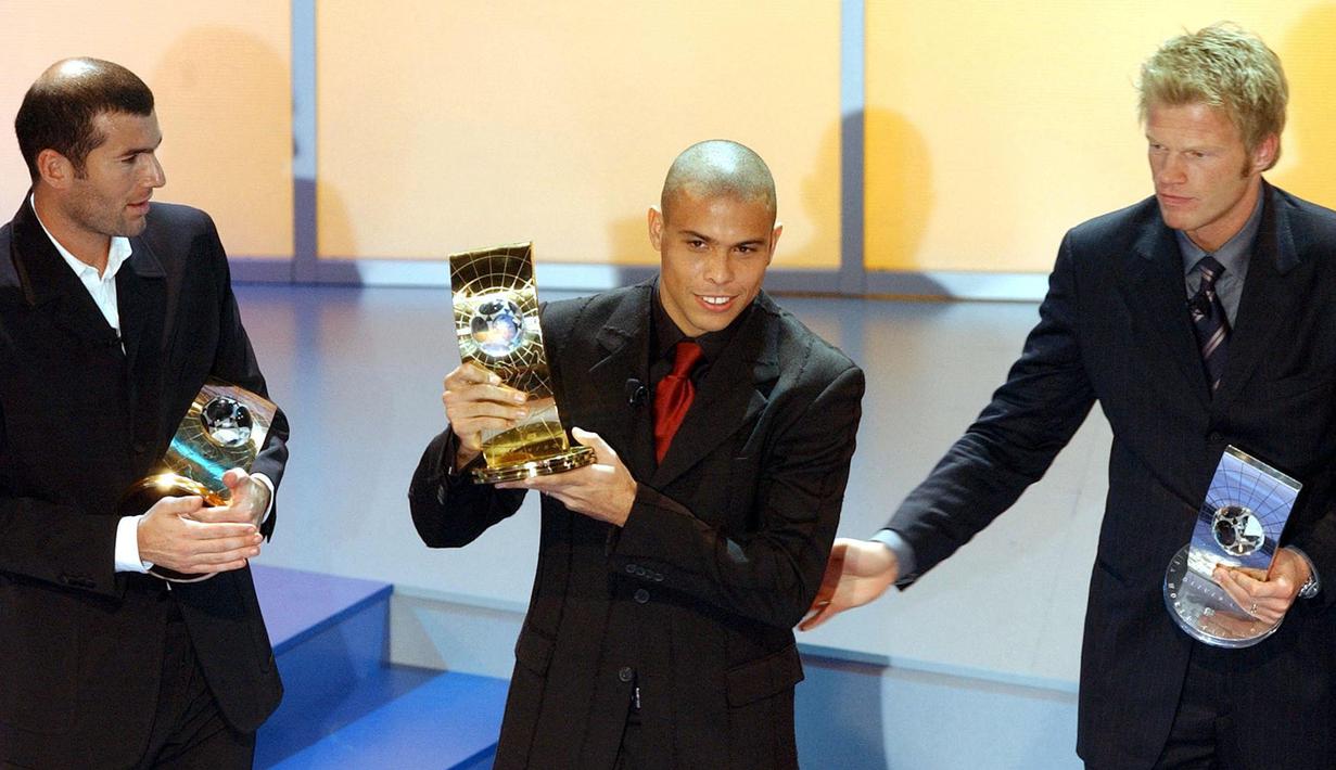 Pemain Brasil, Ronaldo (tengah) mengangkat trofi Pemain Terbaik Dunia FIFA bersama pemain Prancis Zinedine Zidane (kiri) dan kiper Jerman Oliver Kahn pada acara yang berlangsung di Madrid, 17 Desember 2002. Sepanjang kariernya sebagai pesepak bola, Ronaldo telah mengoleksi 7 penghargaan individu, diantaranya tiga gelar Pemain Dunia FIFA Terbaik, dua trofi Ballon d'Or, Sepatu Emas Eropa, dan Bola Emas Piala Dunia FIFA tahun 1998. (AFP/Pierre-Philippe Marcou)