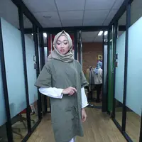 Gaya hijab yang simpel namun elegan. (via: Nurwahyunan/Bintang.com)