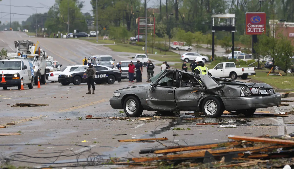Para petugas kepolisian setempat menyisir lokasi tornado yang mengakibatkan 19 orang tewas, Senin, (28/4/14). (REUTERS/Lauren Wood)