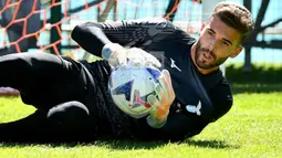 Luis Maximiano. Kiper Portugal berusia 23 tahun ini baru saja didatangkan Lazio dari Granada pada bursa transfer musim panas 2022/2023. Ia diikat kontrak Lazio hingga Juni 2027 dengan nilai transfer 10,1 juta euro atau setara Rp154 miliar. Semusim membela Granada ia total tampil dalam 35 laga di semua ajang dengan torehan 8 kali clean sheet dan kebobolan 55 gol.(twitter.com/official_sslazio)