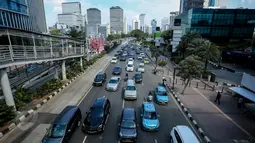 Sejumlah kendaraan melewati Jalan MH Thamrin, Jakarta, Kamis (4/6/2015). Dari data yang dilansir BPS, sejak 3 tahun yang lalu, kecepatan berkendara di Jakarta pada jam-jam sibuk hanya berkisar 5 km per jam. (Liputan6.com/Faizal Fanani)