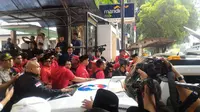 Kericuhan sempat terjadi antara massa PDIP yang berjalan kaki dengan massa Perindo di kantor Komisi Pemilihan Umum (KPU), Jalan Imam Bonjol, Jakarta Pusat. (Liputan6.com/Yuniza)