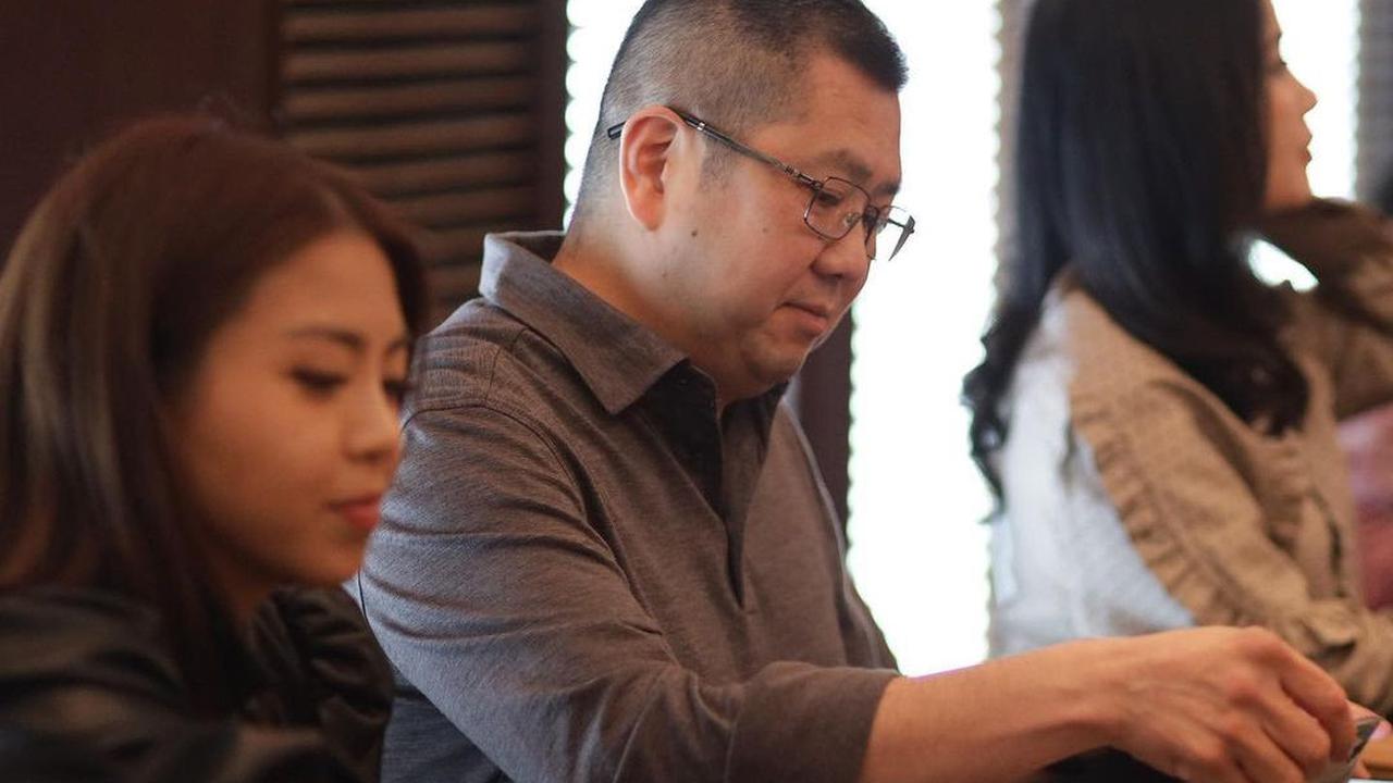 Bukan hanya foto saja, Clarissa juga menuliskan pesan yang bikin haru dan baper. "<i>To the man who stole my heart 26 years ago. </i>(Untuk pria yang mencuri hatiku 26 tahun lalu)," tulisnya dalam keterangan foto.<br>