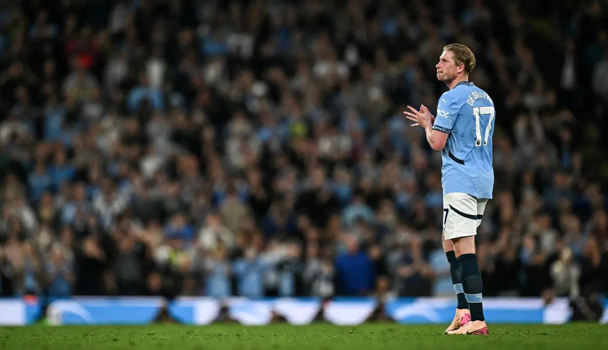 Gelandang Manchester City, Kevin De Bruyne melambaikan tangan kepada para pendukung saat ia meninggalkan lapangan di akhir pertandingan terakhirnya bersama The Citizens selama pertandingan sepak bola Liga Premier Inggris 2024/2025 melawan Bournemouth di Stadion Etihad, Manchester, Inggris, pada 20 Mei 2025. (Paul ELLIS/AFP)