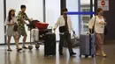 Rombongan pertama wisatawan asing tiba di Bandara Internasional Taoyuan di Taoyuan, Taiwan Utara, Kamis (13/10/2022). Sebelum pandemi, Taiwan adalah tujuan wisata populer bagi sebagian besar pengunjung Asia, dengan Jepang, Korea Selatan, dan Asia Tenggara sebagai pasar terpenting. (AP Photo/Chiang Ying-ying)