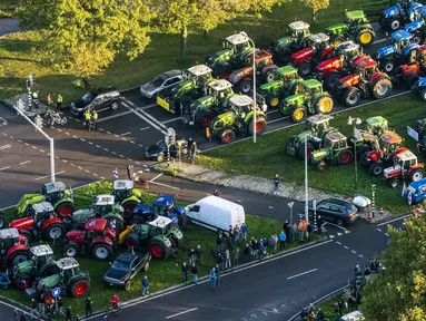 Pemandangan dari udara memperlihatkan traktor yang diparkir di jalan di De Bilt, Belanda, Rabu (16/10/2019). Petani Belanda menggelar protes terkait aturan pemerintah mengenai nitrogen. (Jerry Lampen/ANP/AFP)