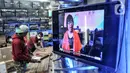 Calon pembeli memilih Set Top Box (STB) TV Digital di salah satu toko kawasan Glodok, Jakarta Barat, Kamis (3/11/2022). Penjualan STB TV Digital mengalami peningkatan hingga 60 persen usai pemerintah melalui Kementerian Komunikasi dan Informasi (Kominfo) secara resmi menghentikan siaran TV Analog atau Analog Switch Off (ASO) Jabodetabek pada 2 November 2022. (merdeka.com/Iqbal S. Nugroho)