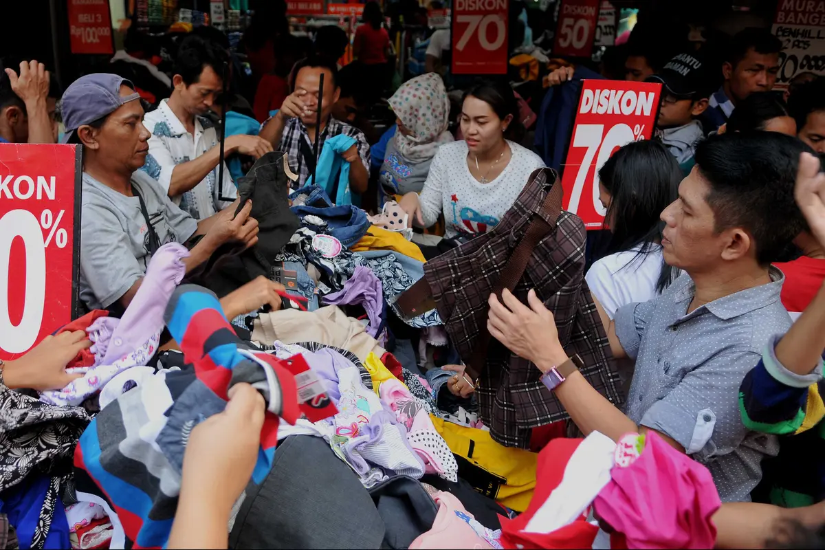 20160626- Baju Diskon Jadi Buruan Warga-Jakarta- Gempur M Surya